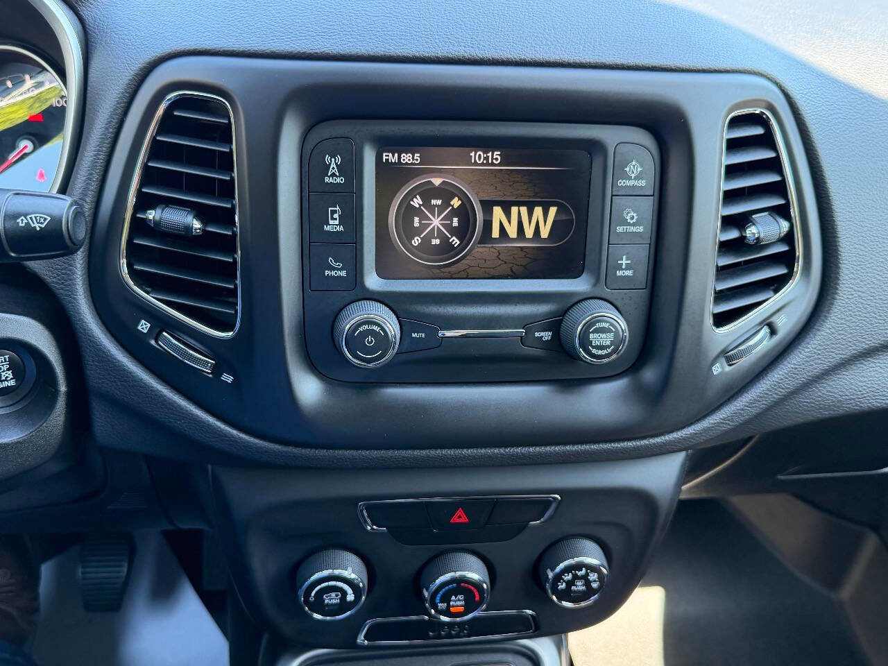 Used 2018 Jeep Compass Sport AWD/4WD image 29