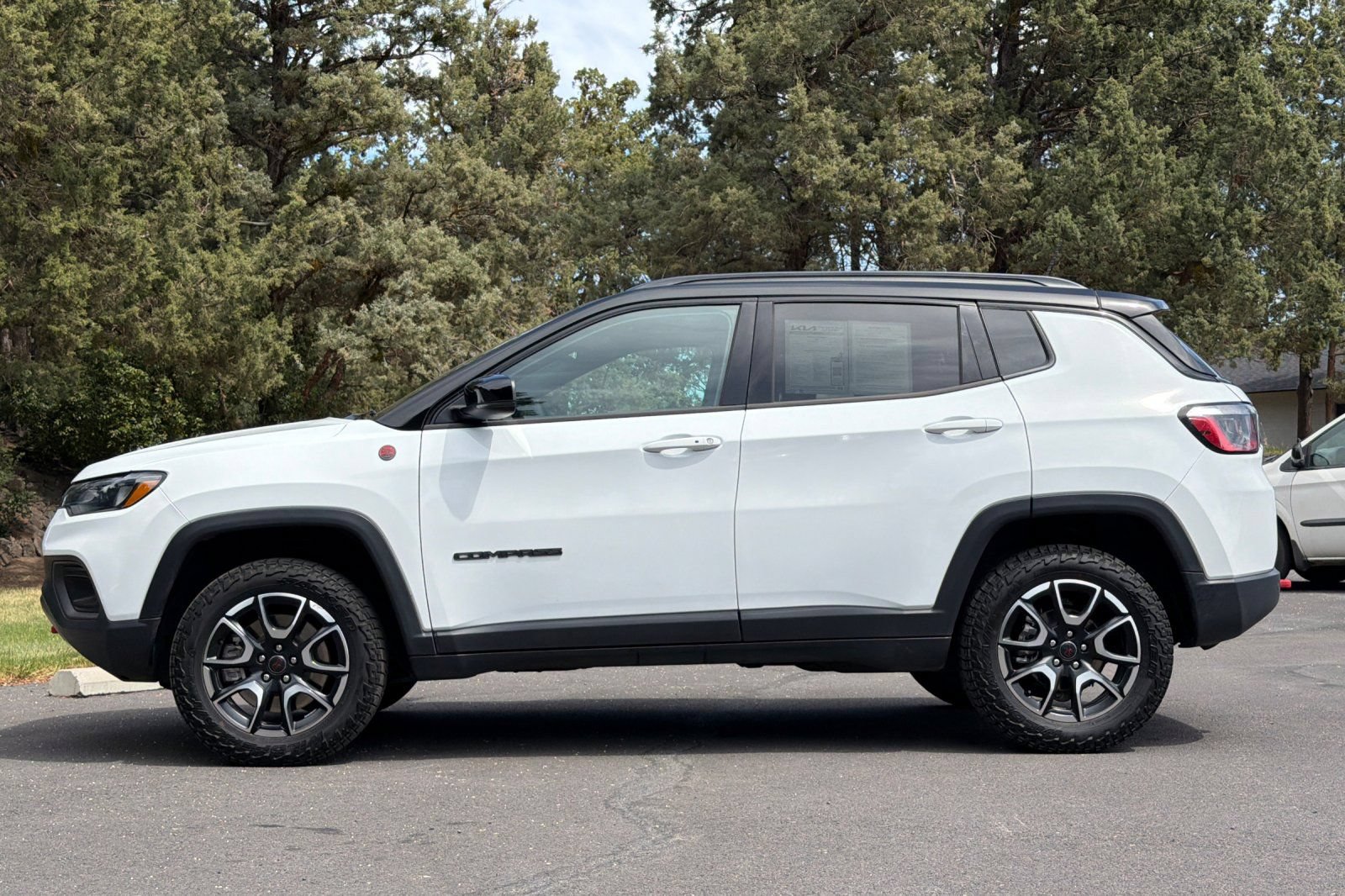 Used 2025 Jeep Compass Trailhawk AWD/4WD image 7