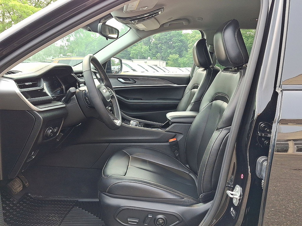 Certified 2023 Jeep Grand Cherokee L Limited w/ Black Appearance Package AWD/4WD image 17