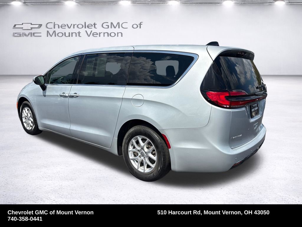 Used 2023 Chrysler Pacifica Touring-L FWD image 7