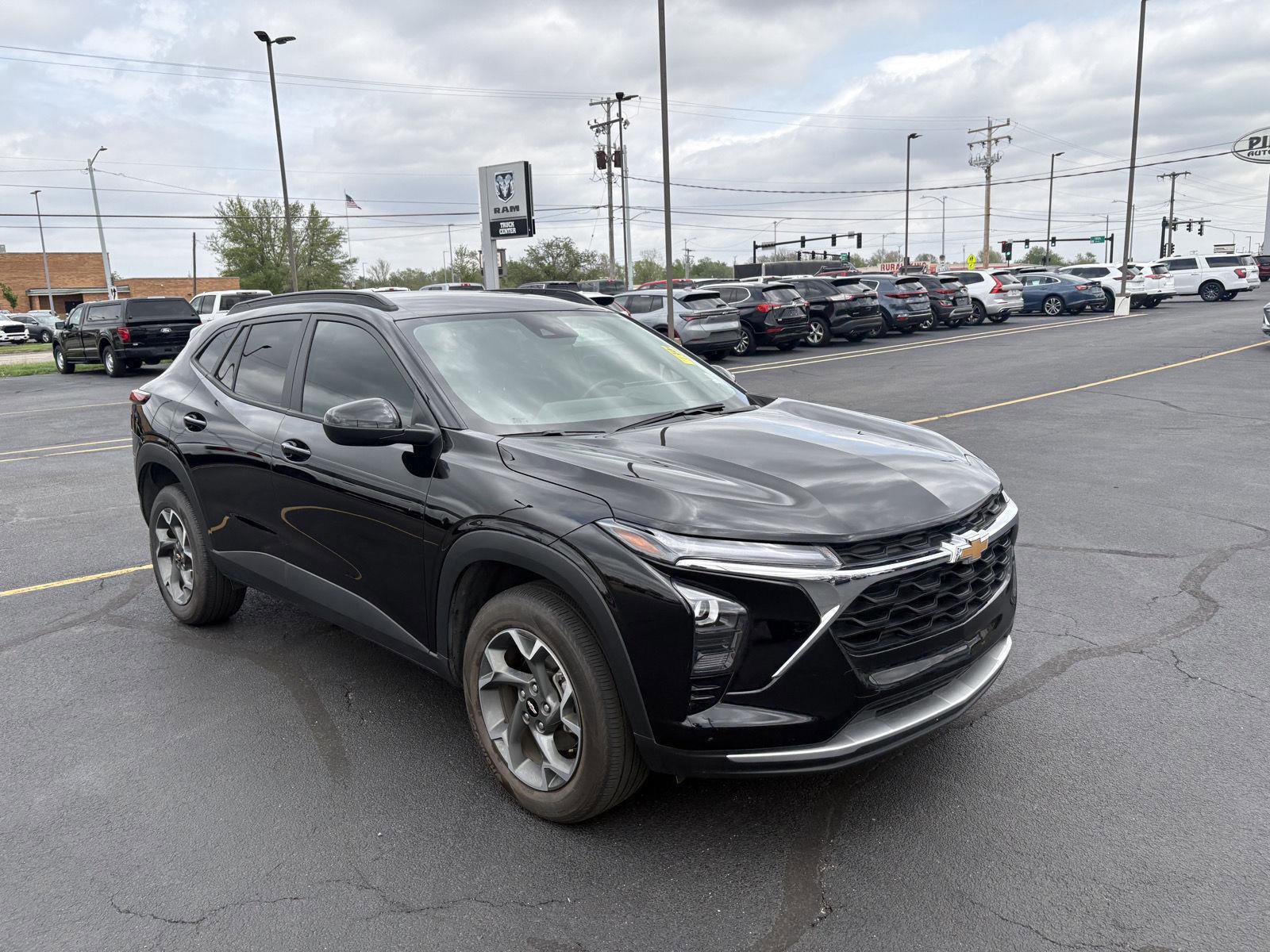Used 2025 Chevrolet Trax LT w/ Driver Confidence Package image 2
