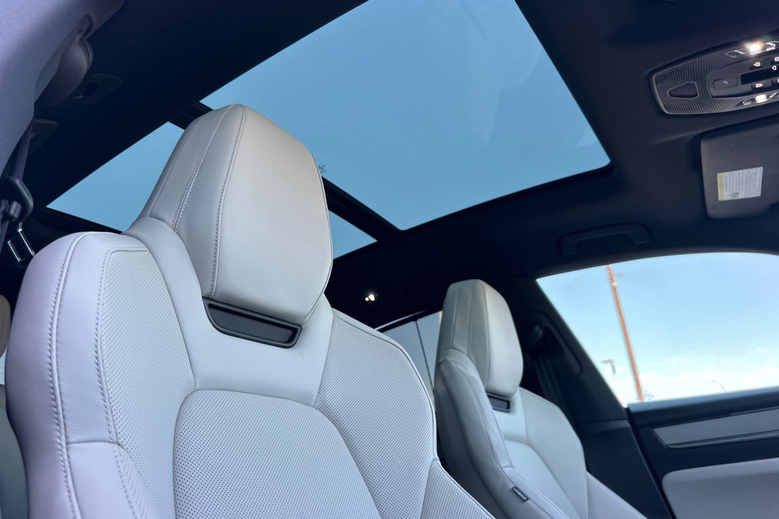Certified 2024 Porsche Macan 4 Electric AWD/4WD image 17