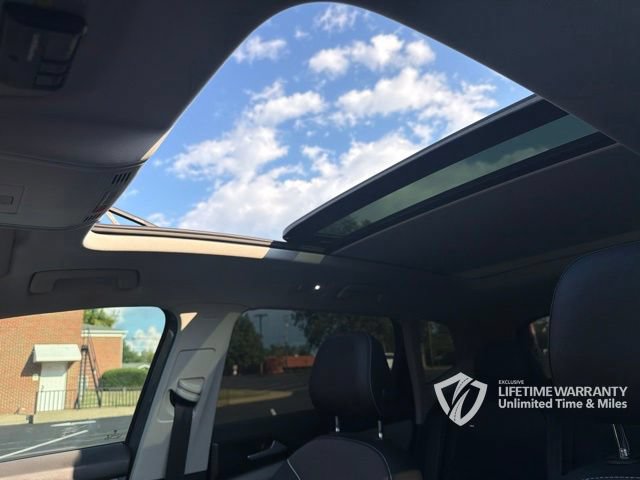 Used 2023 Volkswagen Taos SE w/ Panoramic Sunroof Package FWD image 9