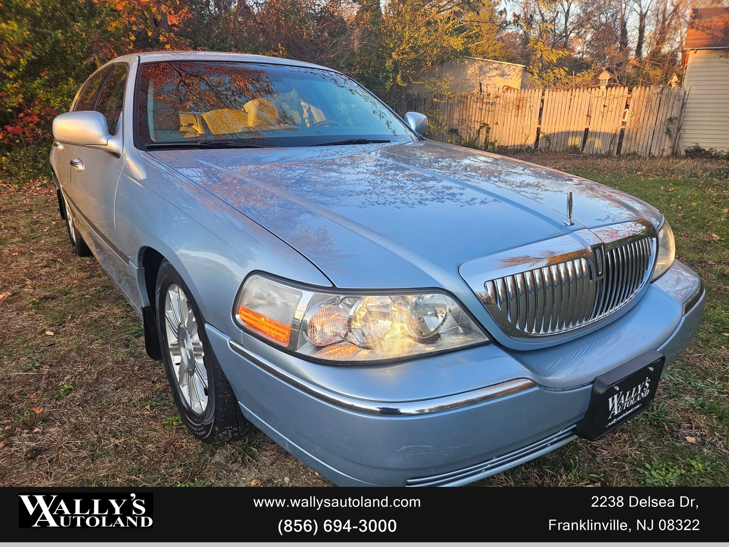 Used 2009 Lincoln Town Car Signature Limited image 2