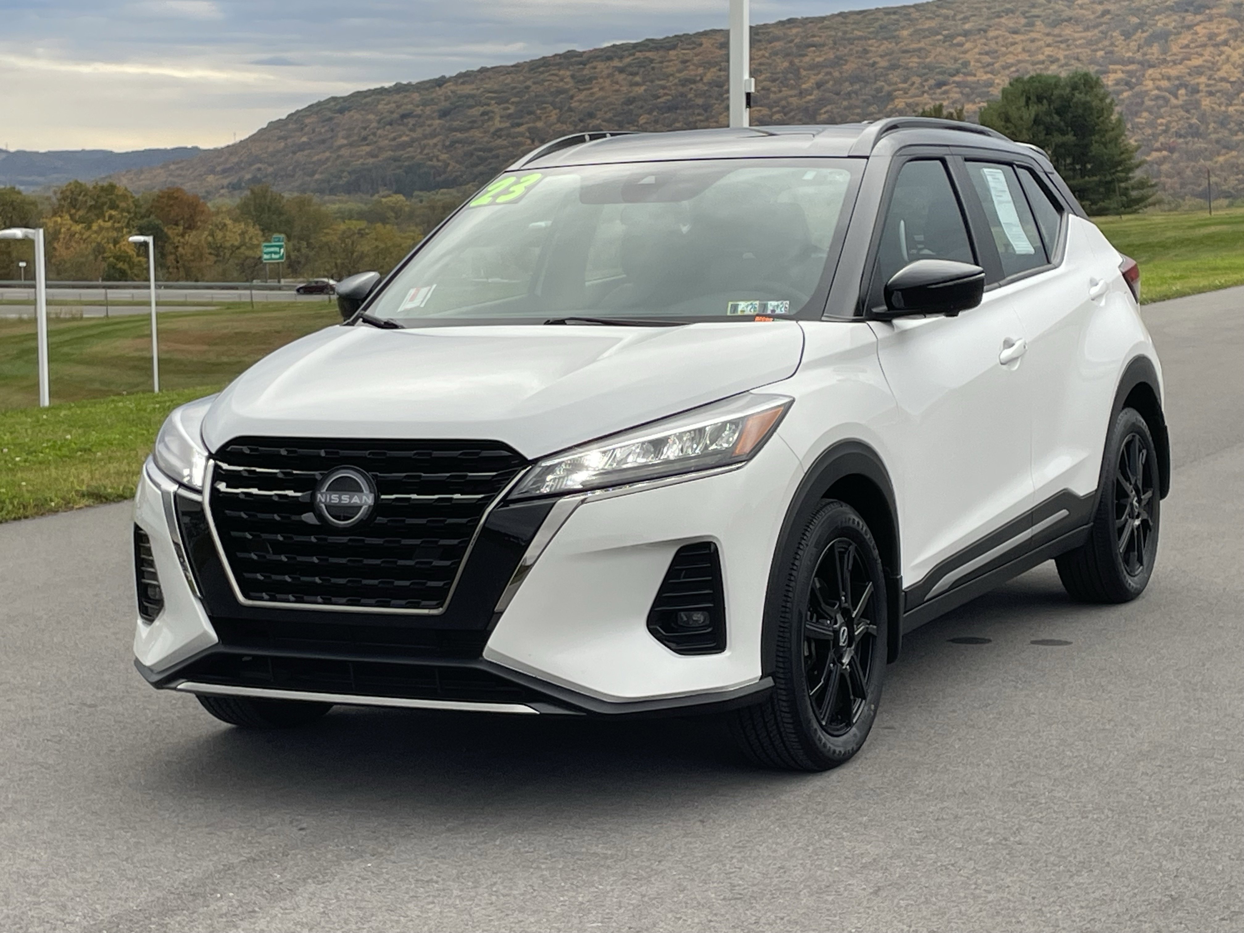 Used 2023 Nissan Kicks SR w/ SR Premium Package image 8