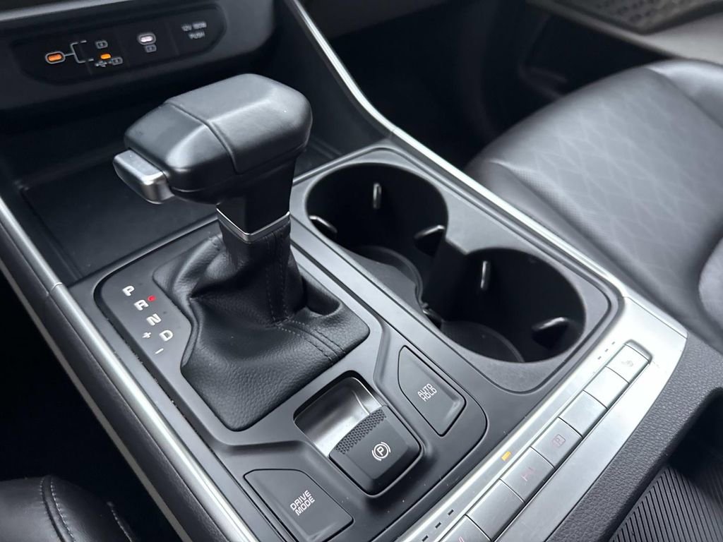 Used 2025 Kia Carnival image 24