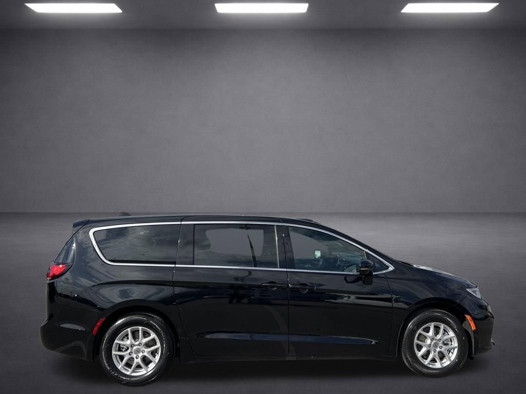 Used 2024 Chrysler Pacifica Touring FWD image 10