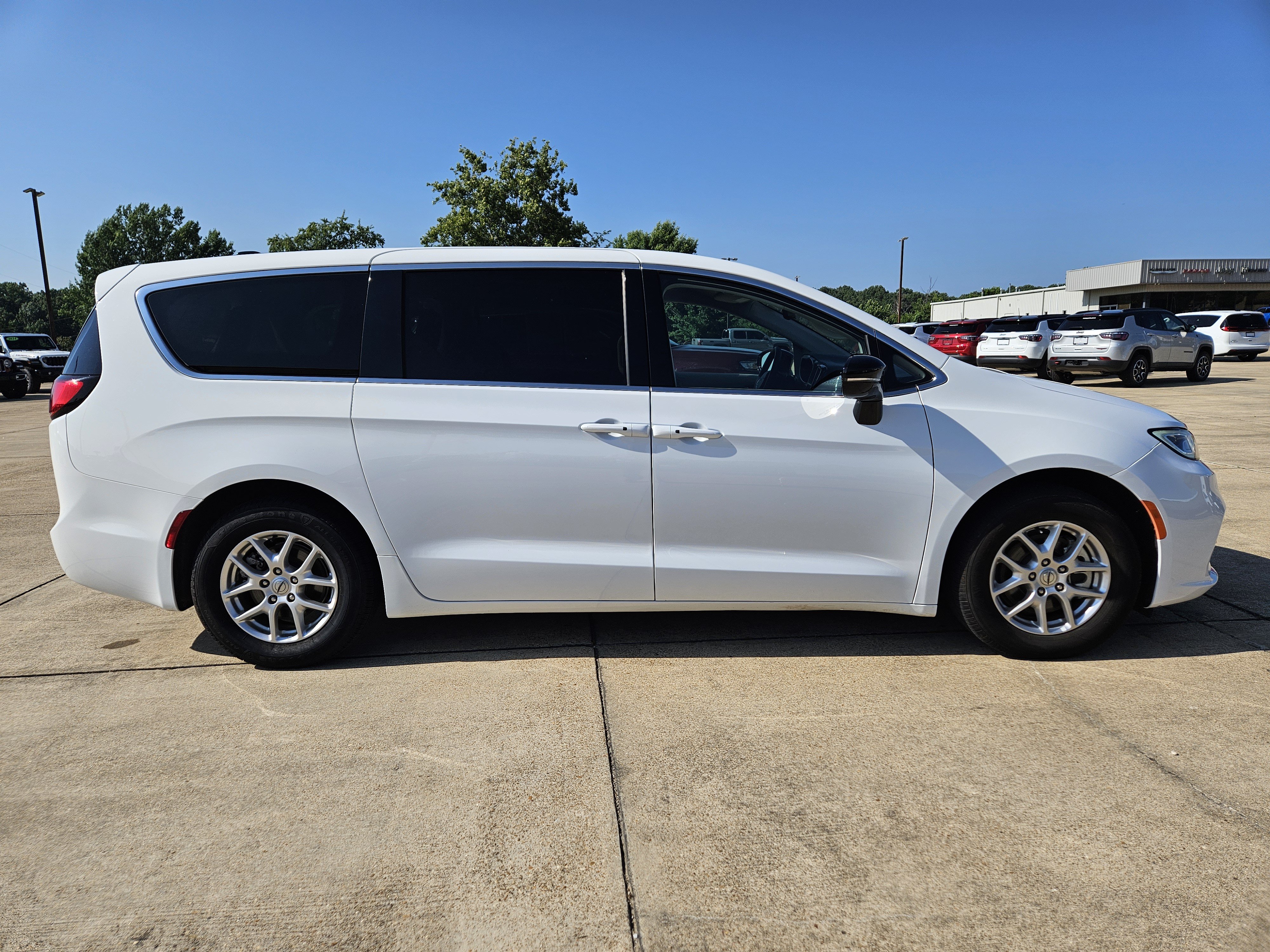 Used 2024 Chrysler Pacifica Touring-L FWD image 7