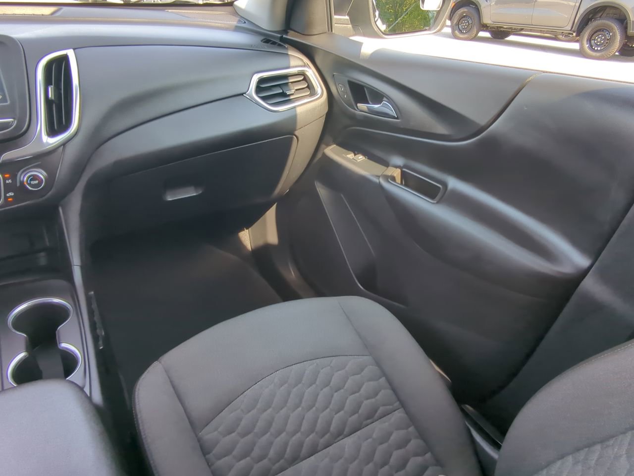 Used 2018 Chevrolet Equinox LT w/ LPO, Cargo Package FWD image 15