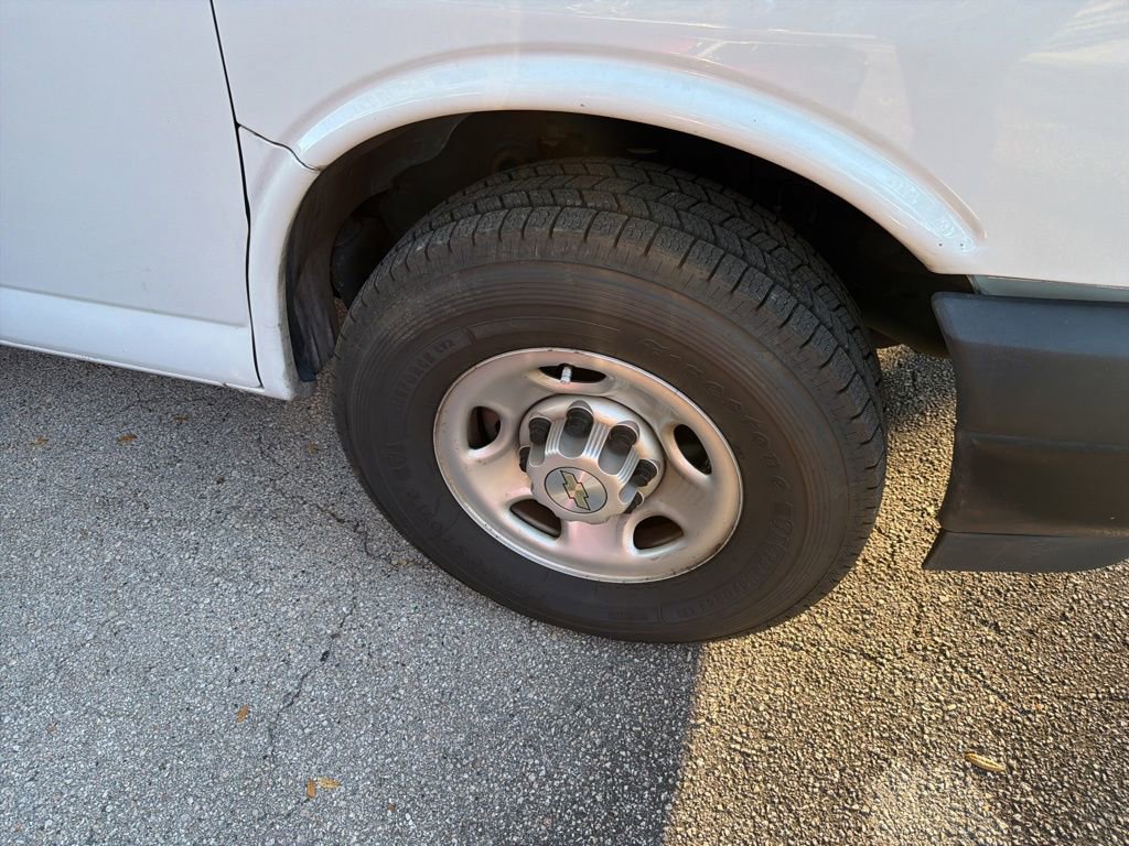 Used 2022 Chevrolet Express 3500 Extended w/ Driver Convenience Package image 2