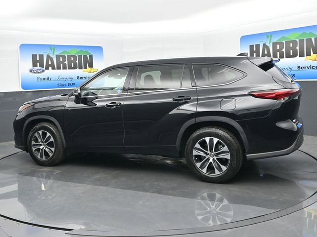 Used 2021 Toyota Highlander XLE image 3