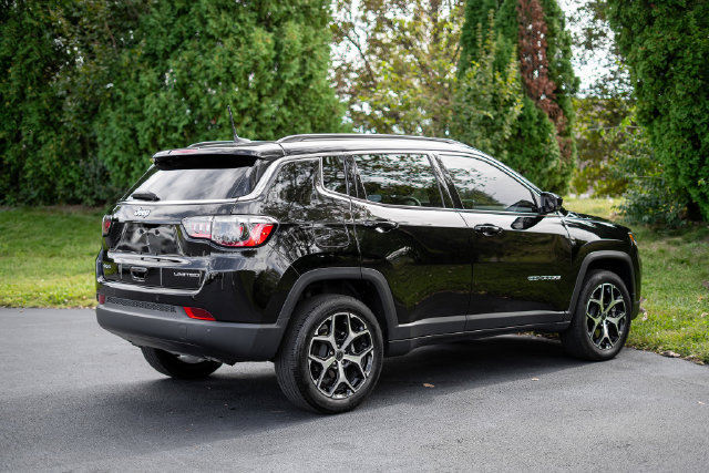 Used 2025 Jeep Compass Limited AWD/4WD image 5