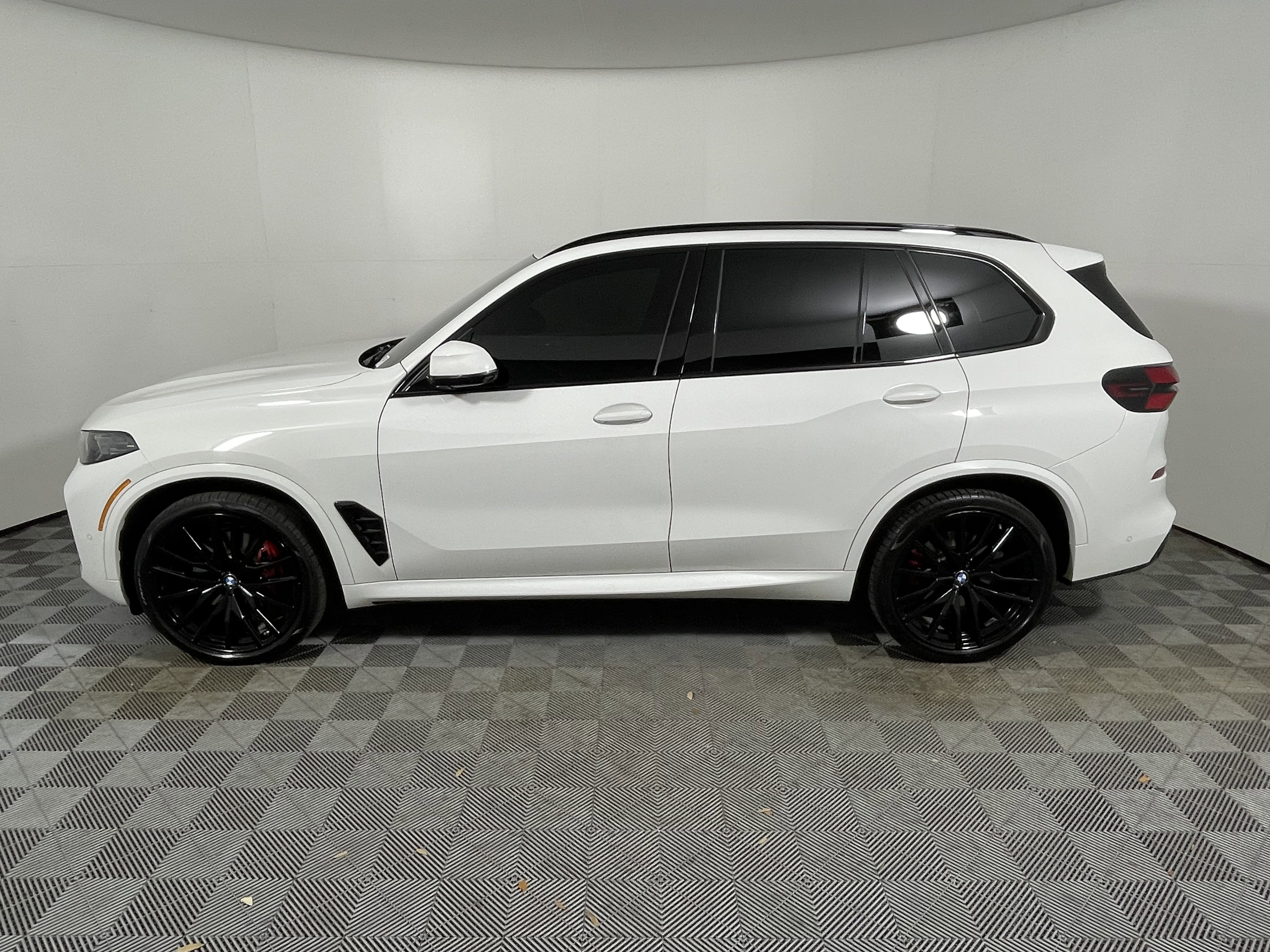 Used 2024 BMW X5 xDrive40i w/ M Sport Package image 2