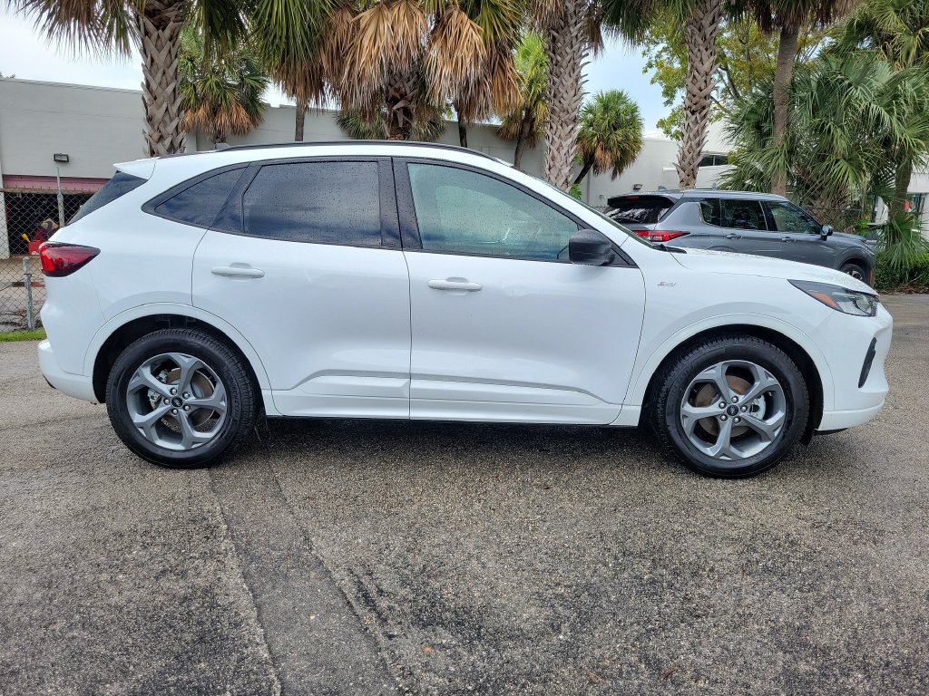 Used 2023 Ford Escape ST-Line w/ Tech Pack #1 FWD image 9