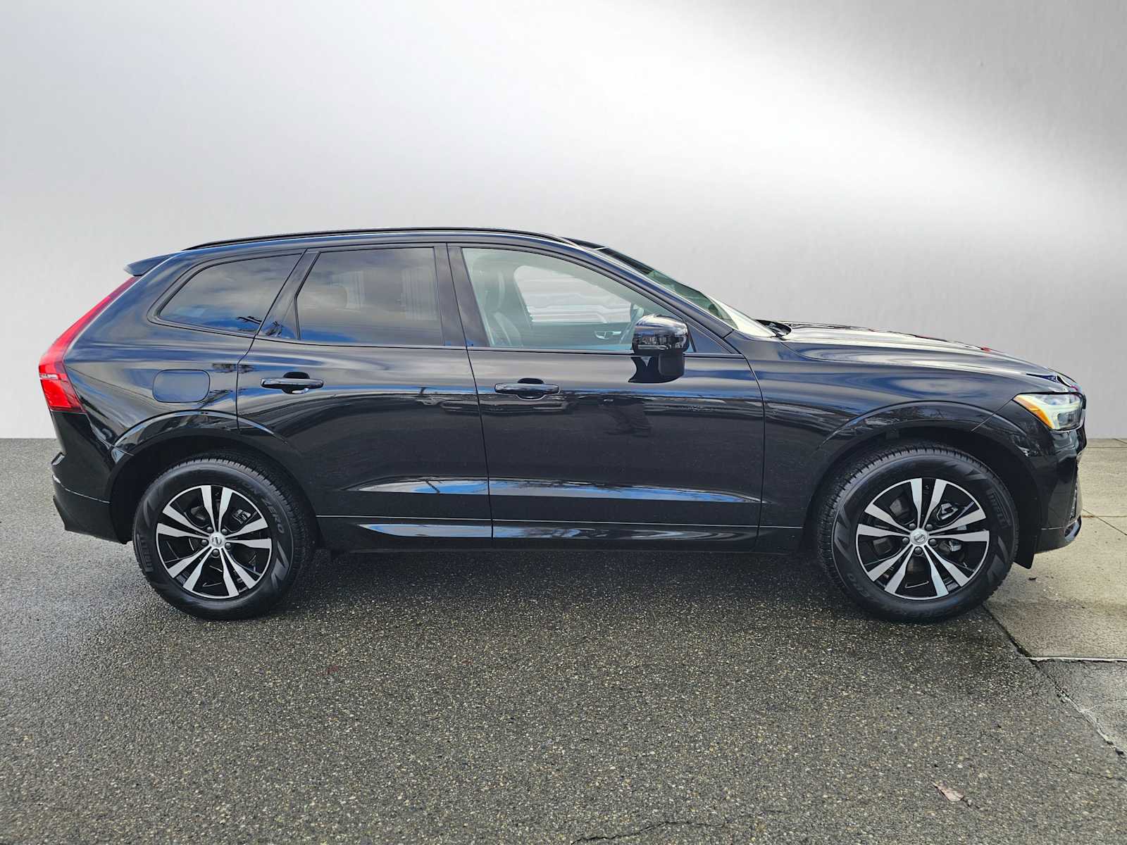 Used 2025 Volvo XC60 B5 Core w/ Climate Package image 2
