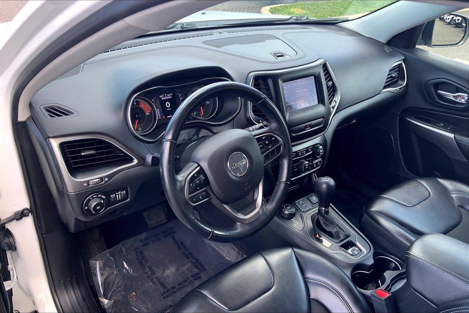 Used 2019 Jeep Cherokee Latitude Plus AWD/4WD image 16