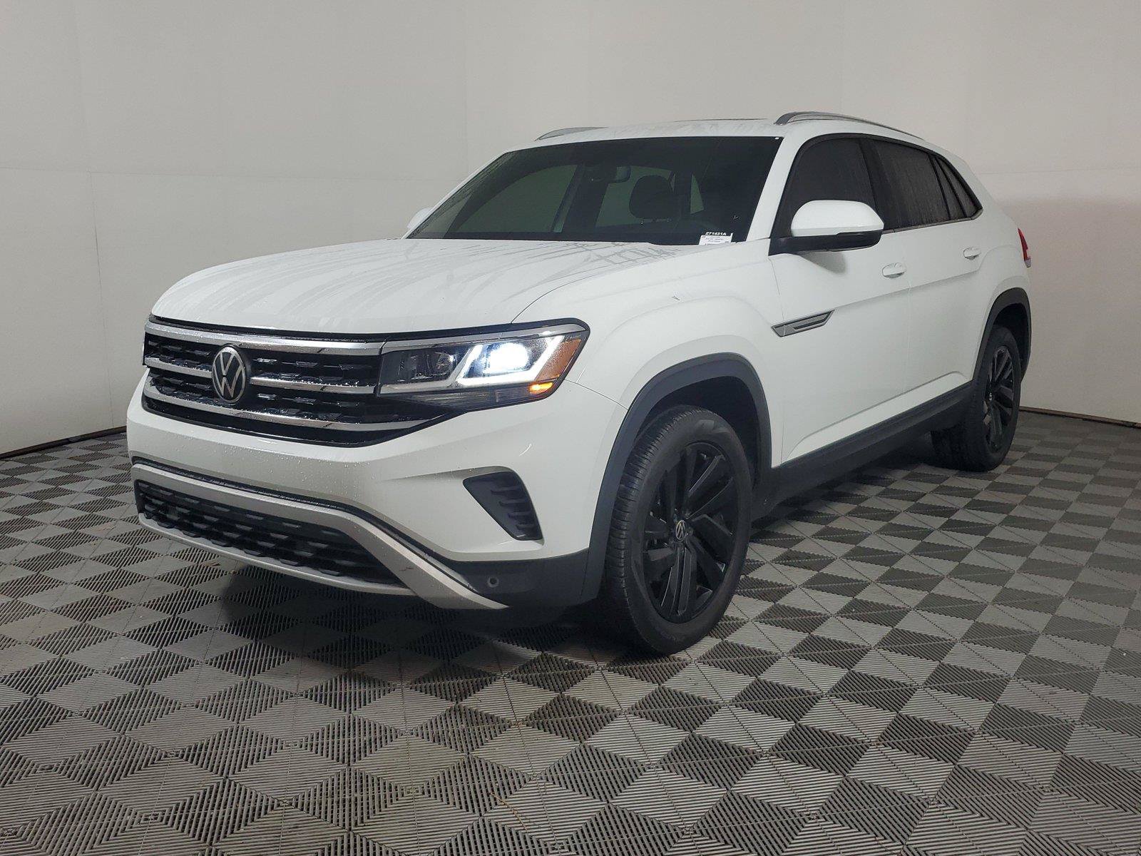 Used 2023 Volkswagen Atlas Cross Sport SE w/ Panoramic Sunroof Package FWD image 1