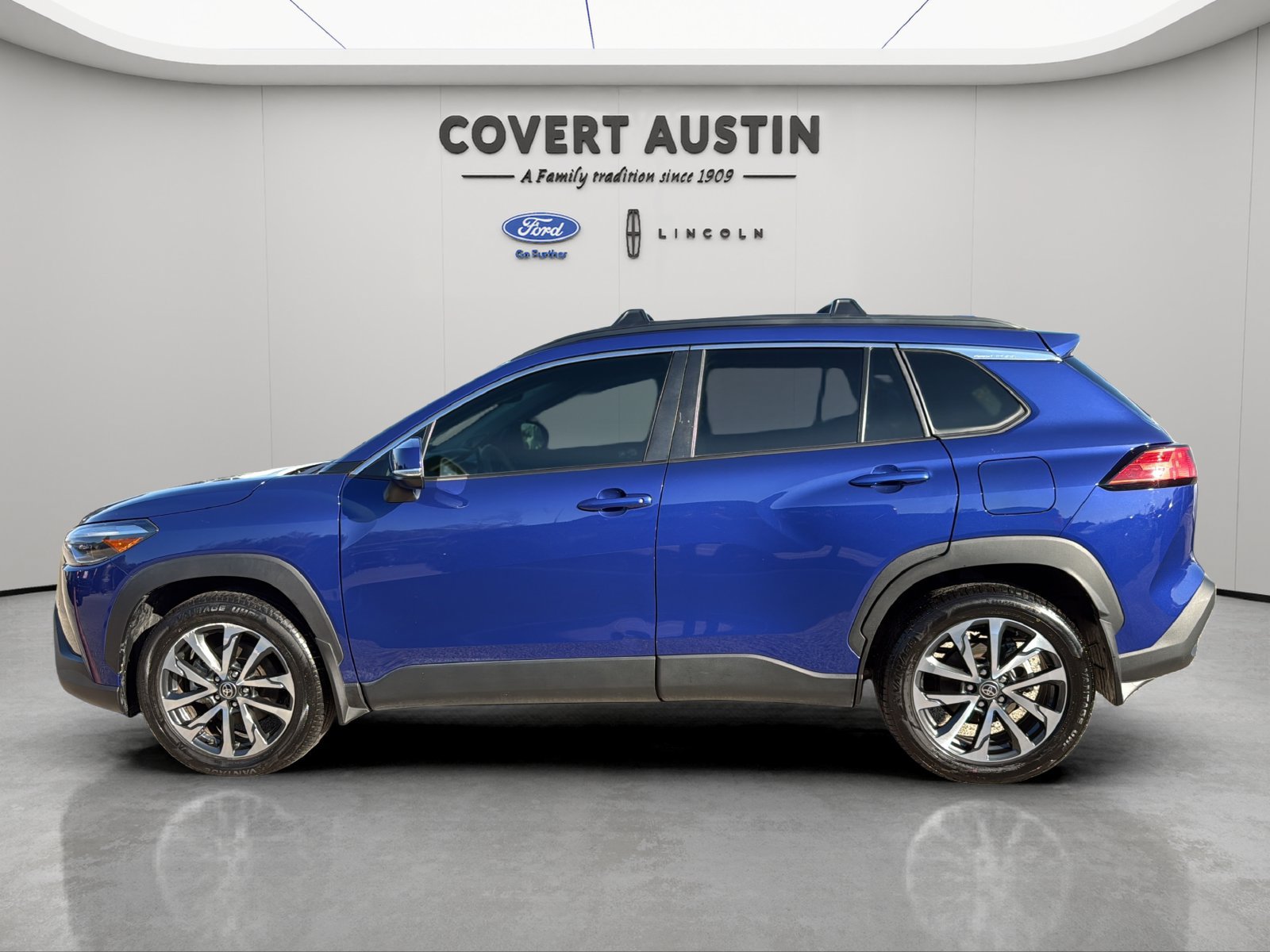 Used 2022 Toyota Corolla Cross XLE w/ Convenience Package FWD image 2