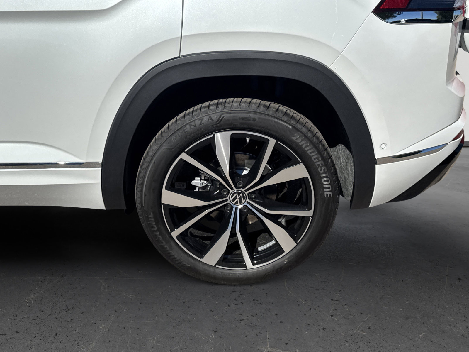 New 2026 Volkswagen Atlas Cross Sport SEL Premium R-Line image 9