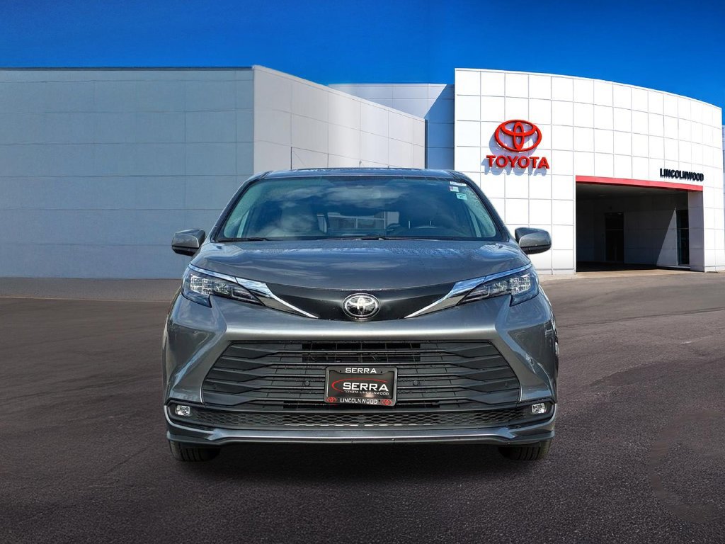 Used 2026 Toyota Sienna XLE FWD image 4
