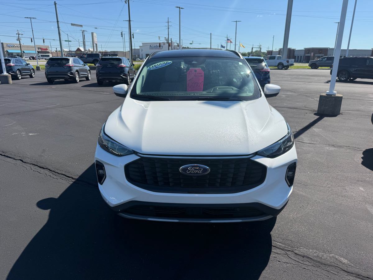 Used 2023 Ford Escape Platinum w/ Premium Technology Package AWD/4WD image 2