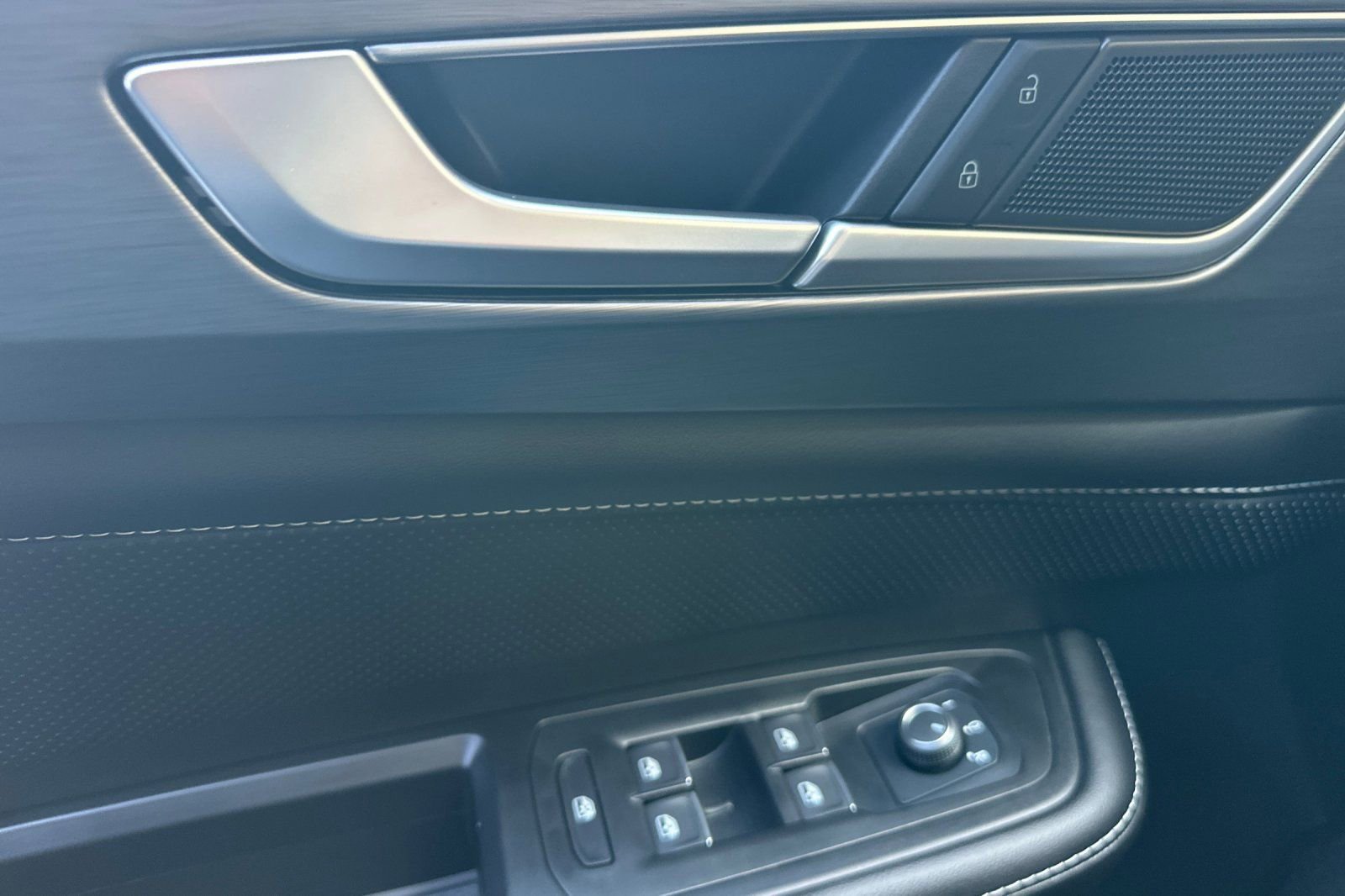 New 2026 Volkswagen Atlas Cross Sport SE FWD image 9