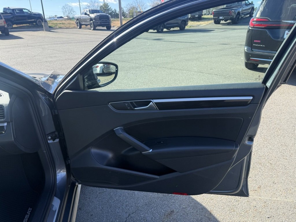 Used 2018 Volkswagen Passat 3.6 image 28