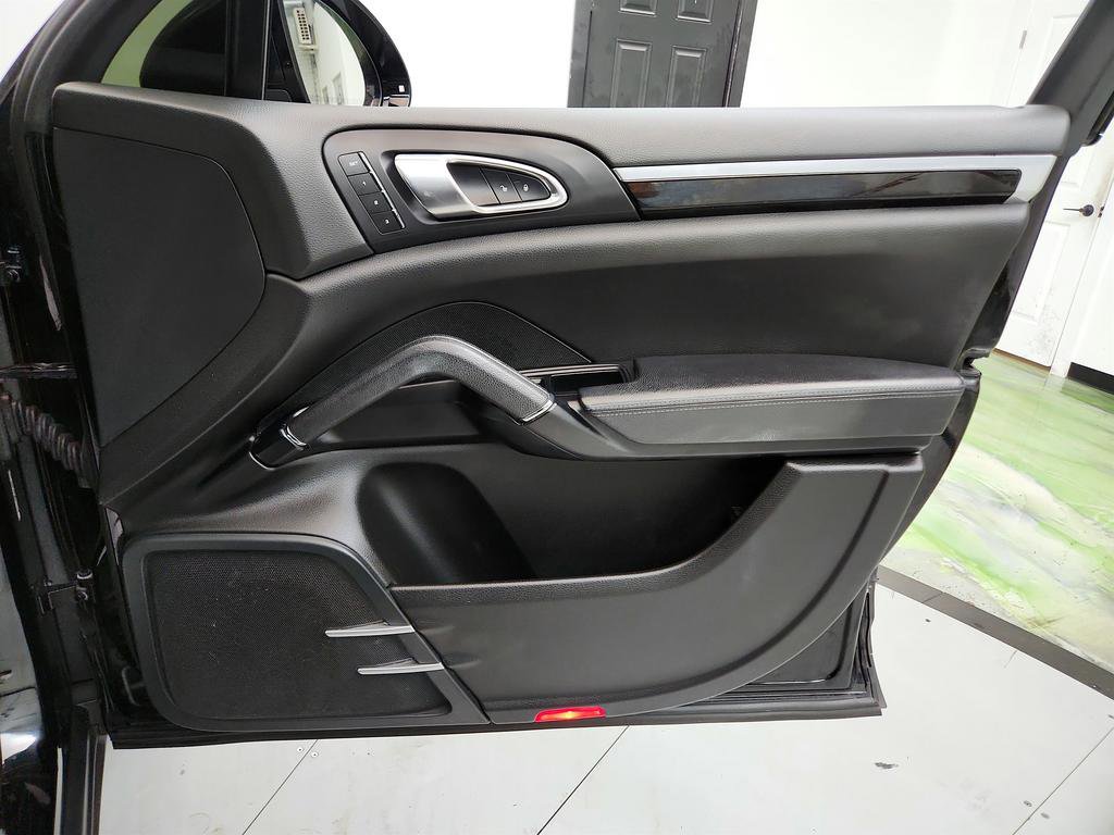 Used 2017 Porsche Cayenne Platinum Edition image 30