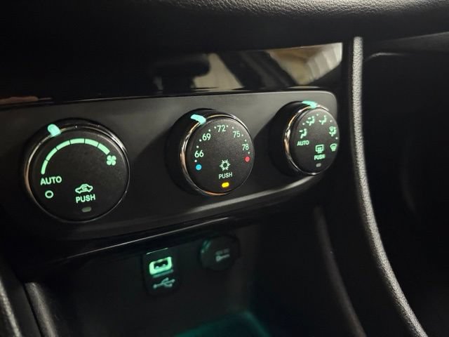 Used 2013 Chrysler 200 Limited FWD image 40