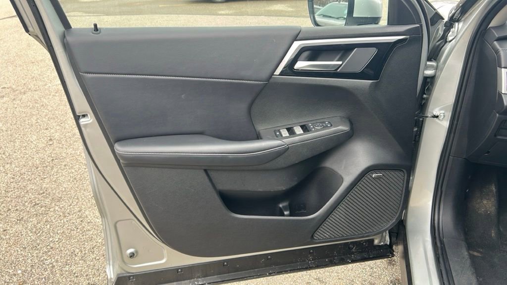 Used 2025 Mitsubishi Outlander SE image 16