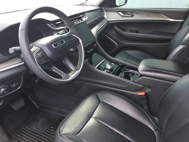 Used 2023 Jeep Grand Cherokee Limited w/ Black Appearance Package AWD/4WD image 18