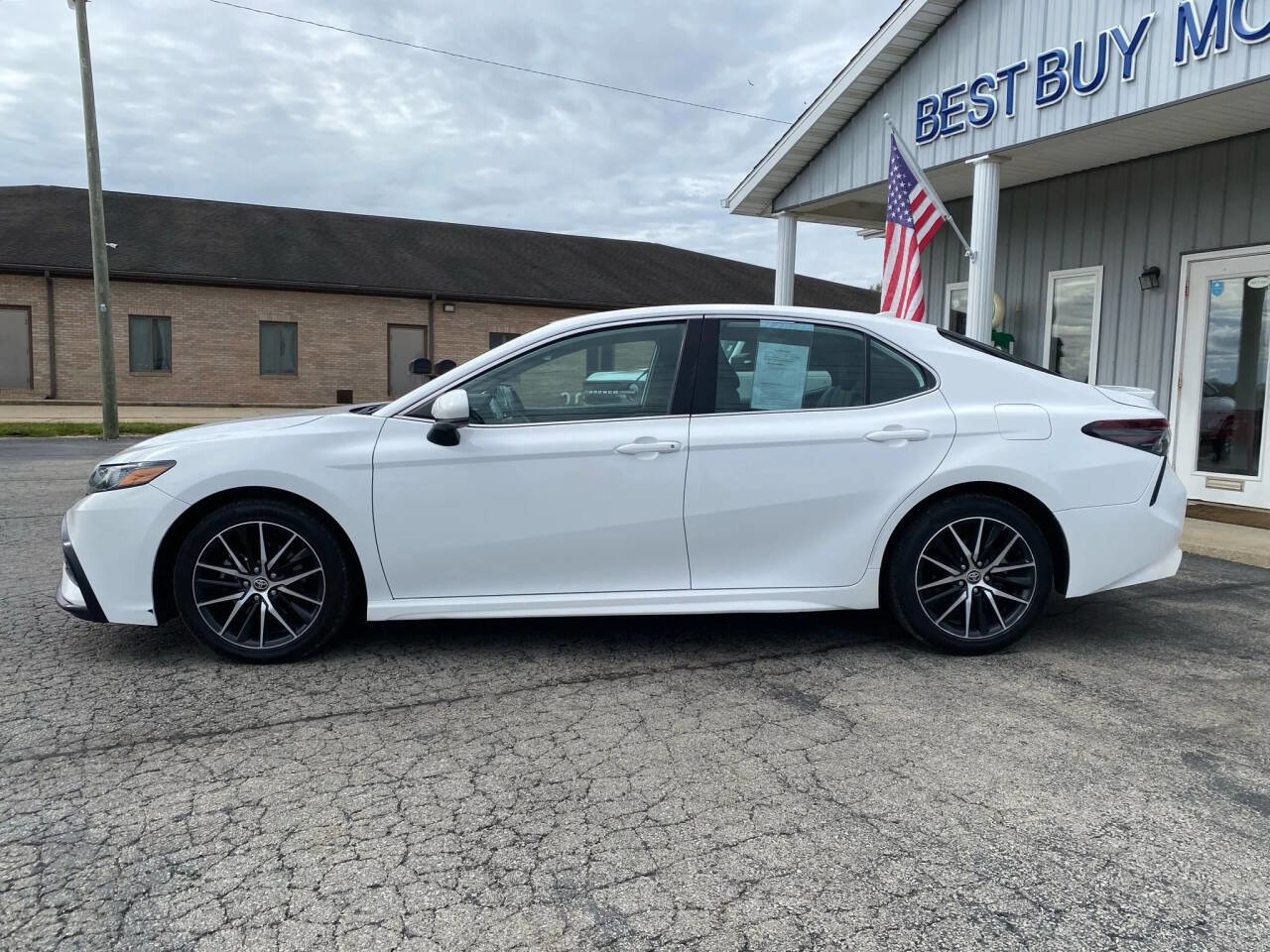 Used 2021 Toyota Camry SE image 4