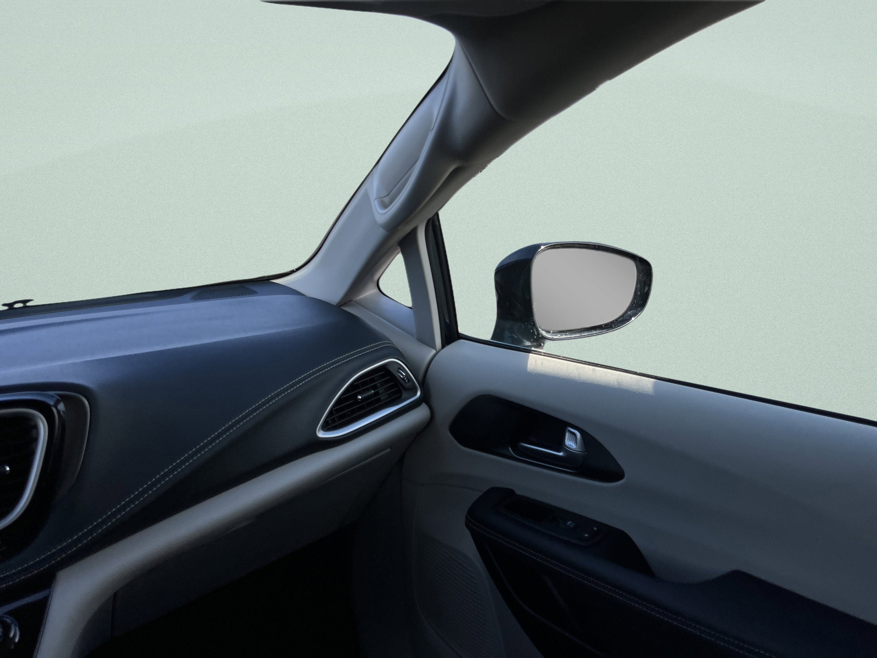 Used 2024 Chrysler Pacifica Touring-L image 29