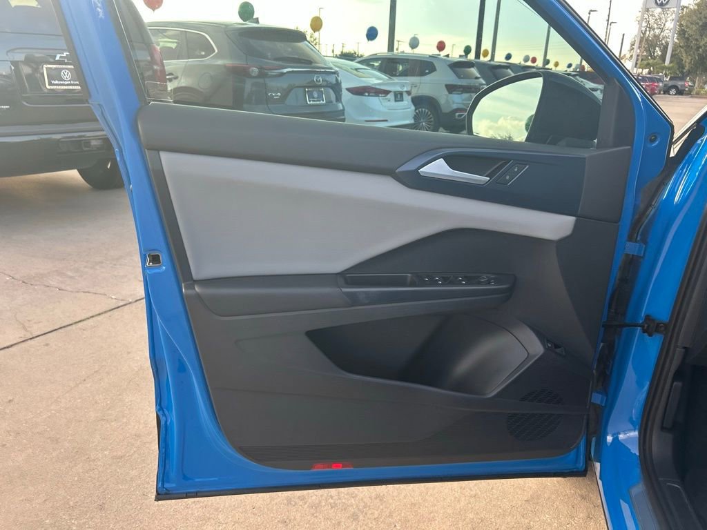 Used 2023 Volkswagen Taos SE w/ Panoramic Sunroof Package image 42