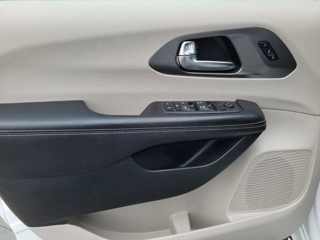 Used 2022 Chrysler Pacifica Touring-L image 16