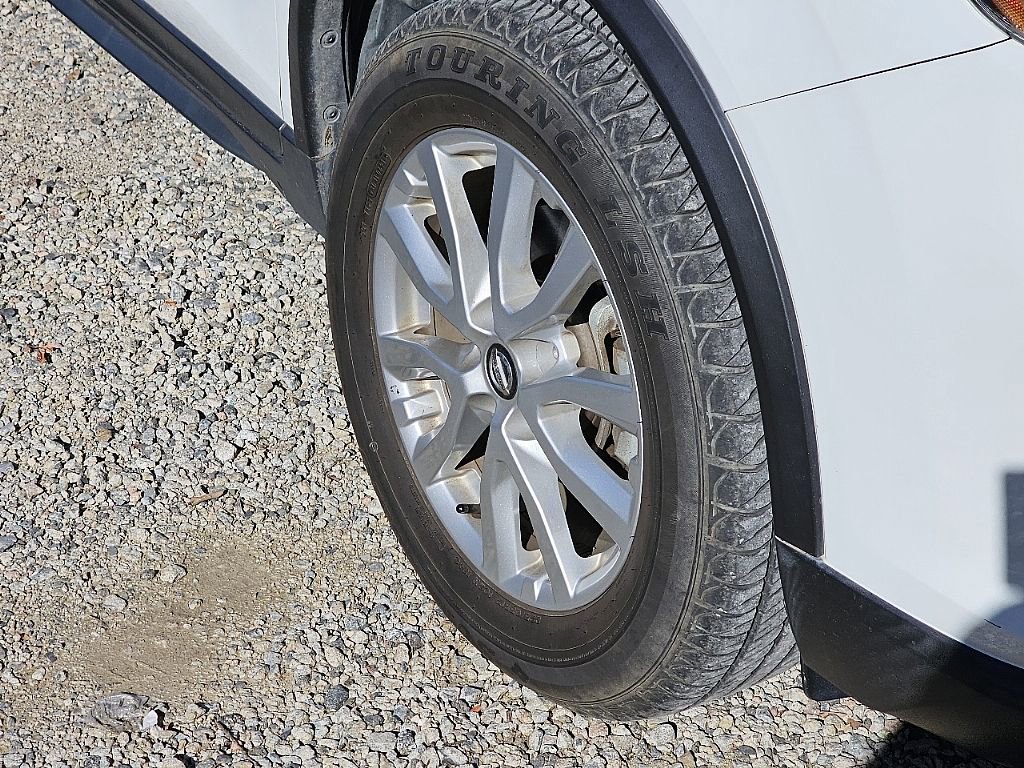 Used 2017 Nissan Rogue SV w/ SV Premium Package image 7