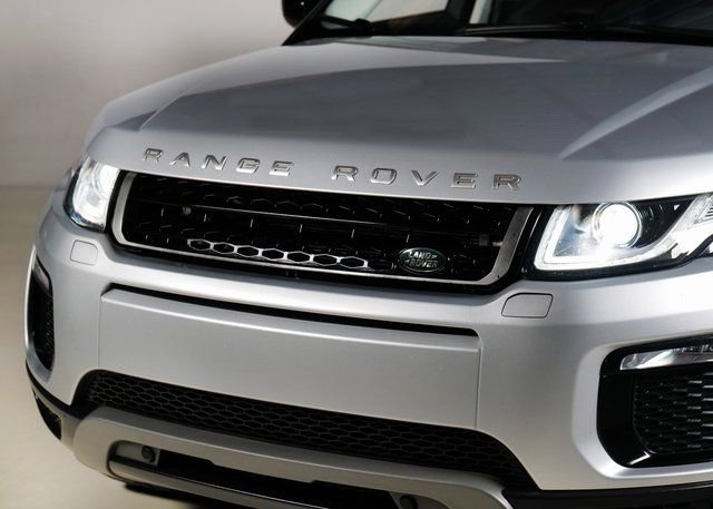 Used 2019 Land Rover Range Rover Evoque SE Premium image 29