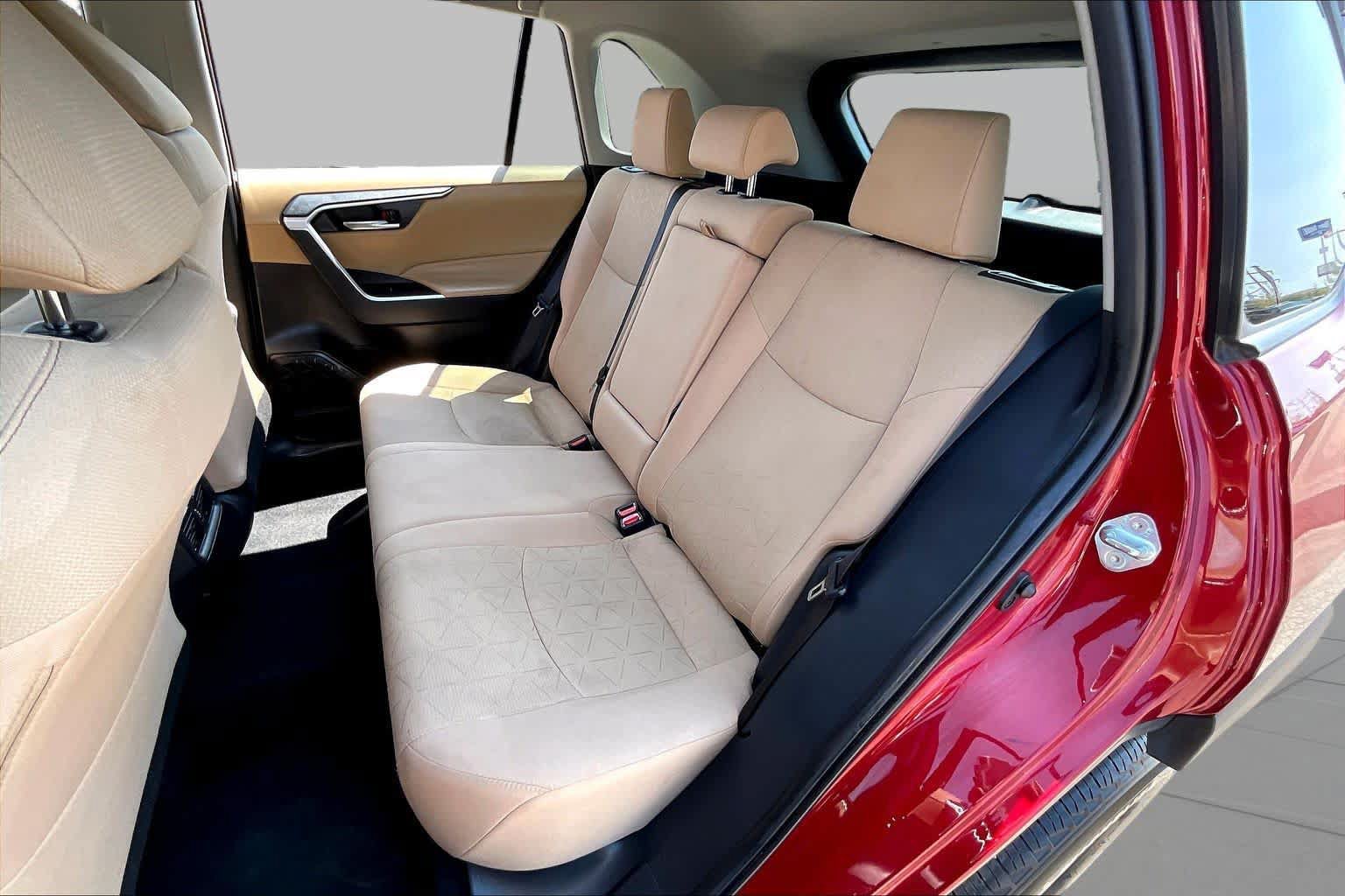 Used 2025 Toyota RAV4 XLE FWD image 19