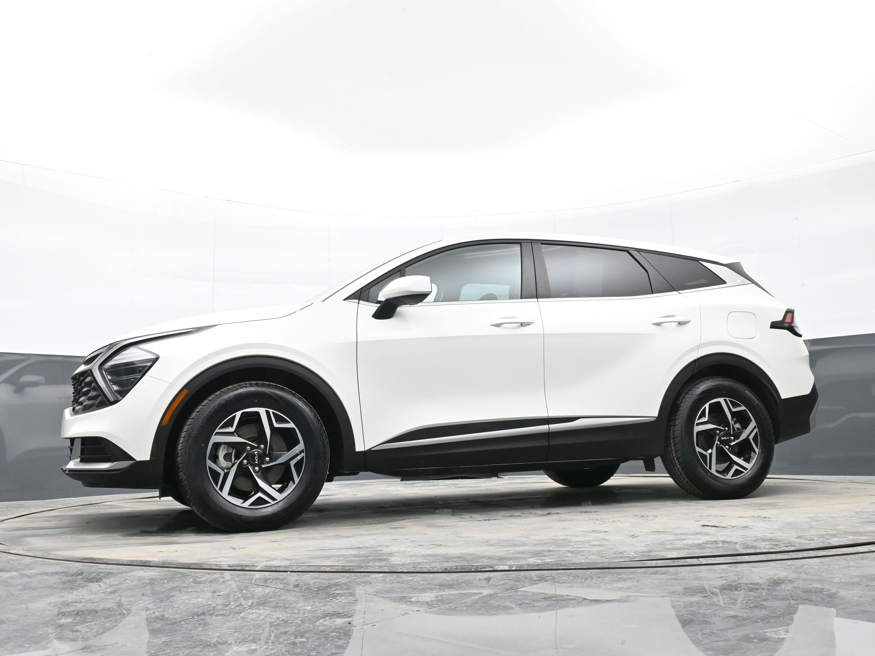 Used 2024 Kia Sportage LX image 40