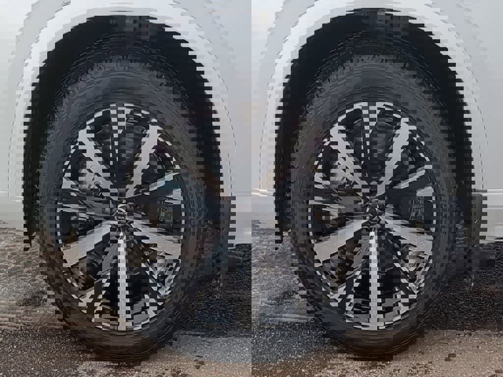 Certified 2025 Volvo XC90 B5 Core w/ Protection Package Premier image 13