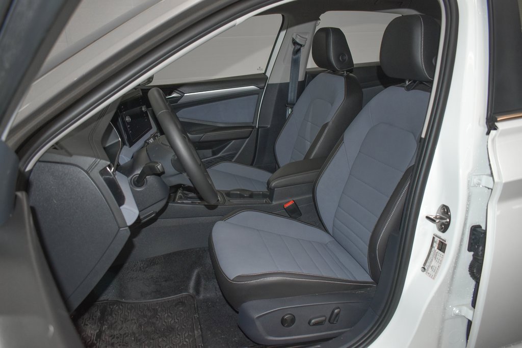 Used 2025 Volkswagen Jetta SE image 19