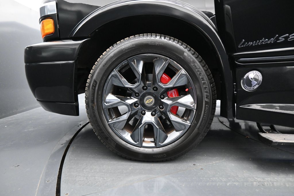 Used 2023 Chevrolet Express 2500 RWD image 36