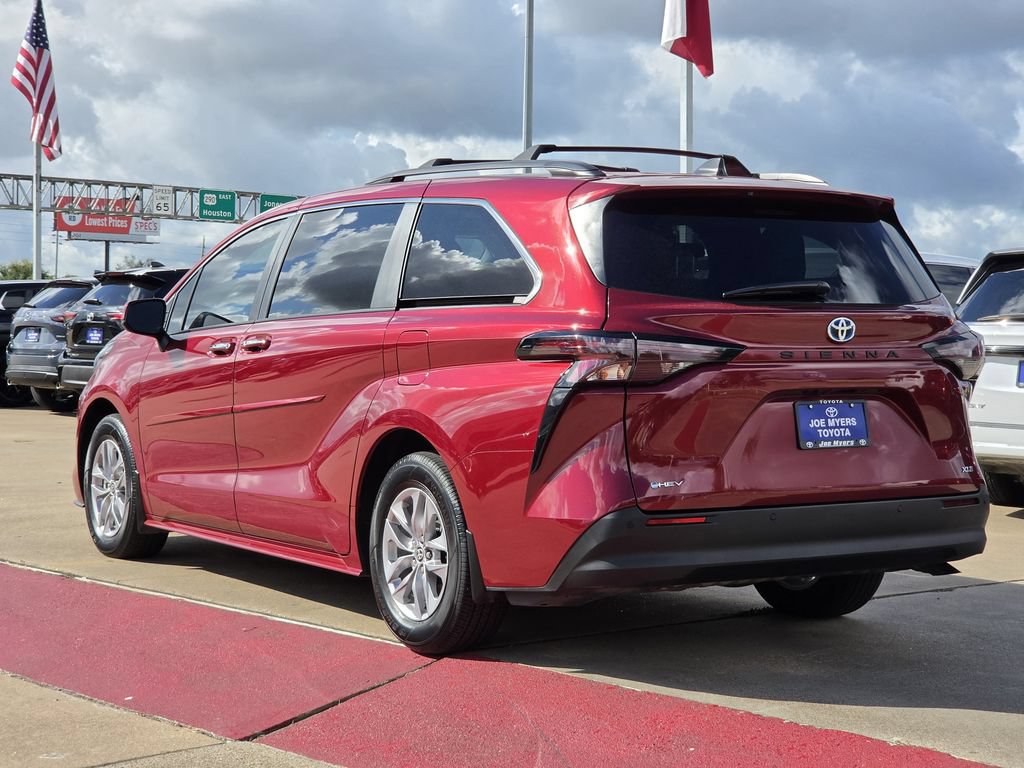 Used 2025 Toyota Sienna XLE FWD image 7