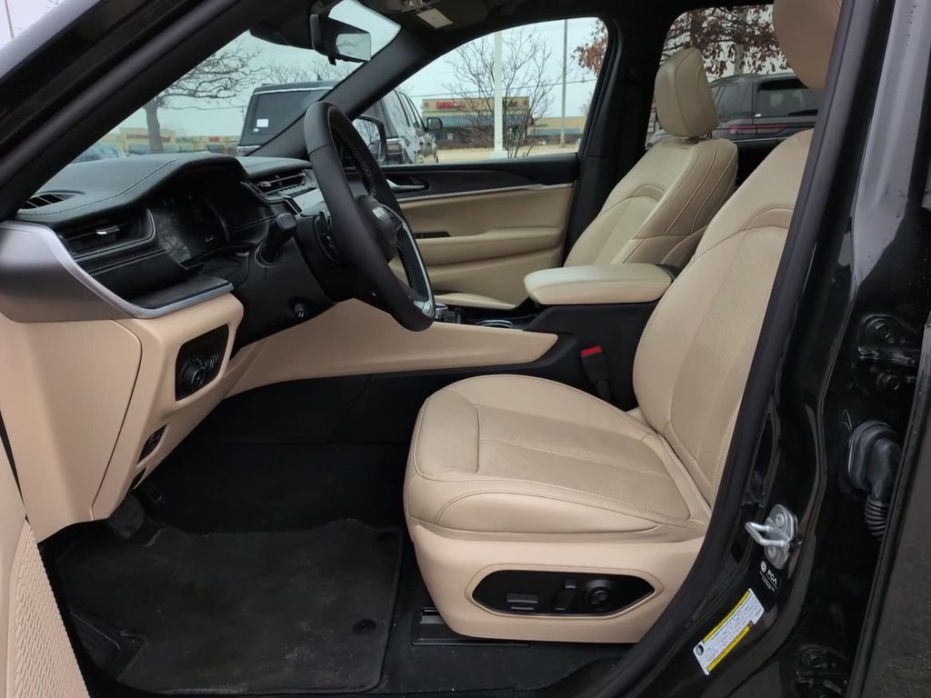 Used 2025 Jeep Grand Cherokee L Limited w/ Luxury Tech Group II image 21