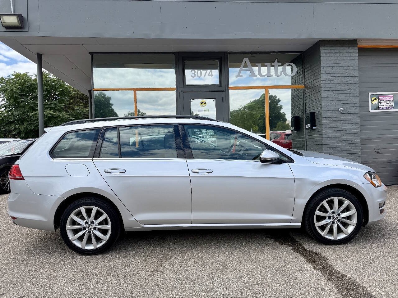Used 2017 Volkswagen Golf SE FWD image 2