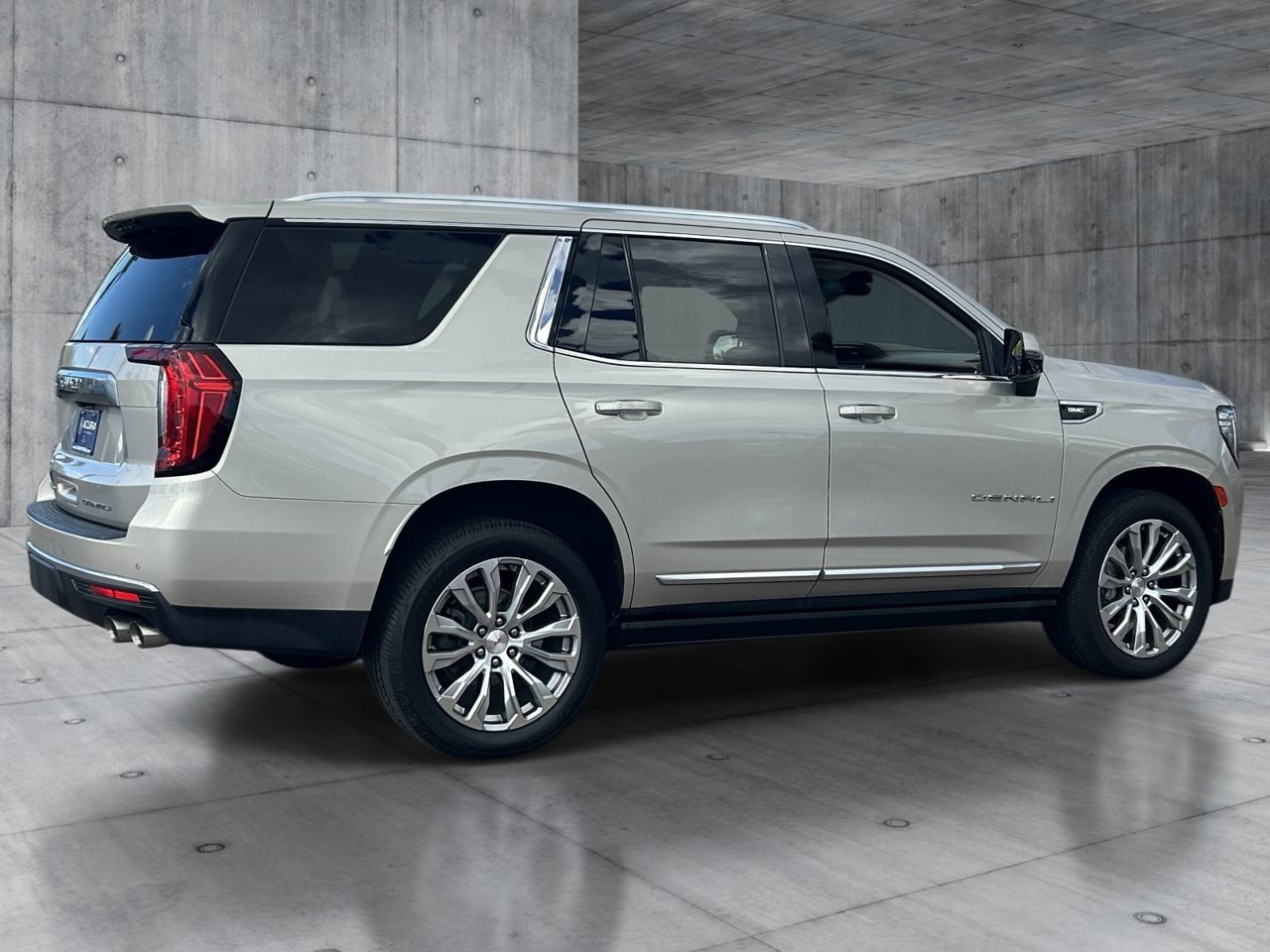Used 2022 GMC Yukon Denali w/ Denali Premium Package AWD/4WD image 5