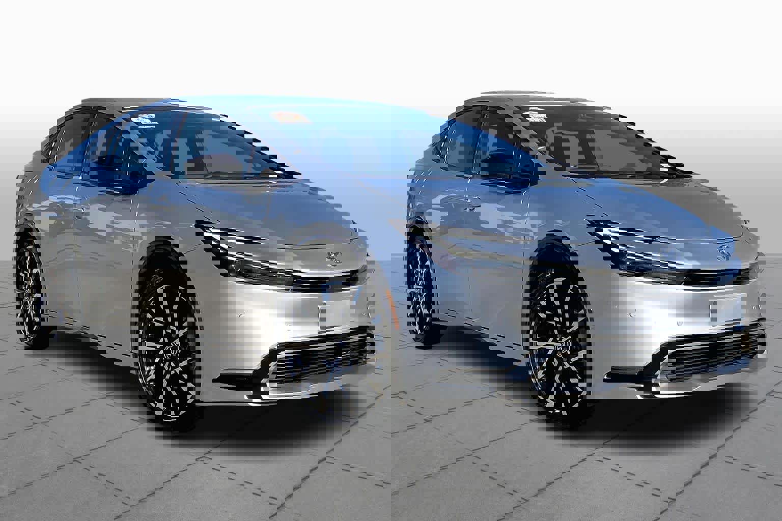 Used 2025 Toyota Prius Plug-In Hybrid image 3