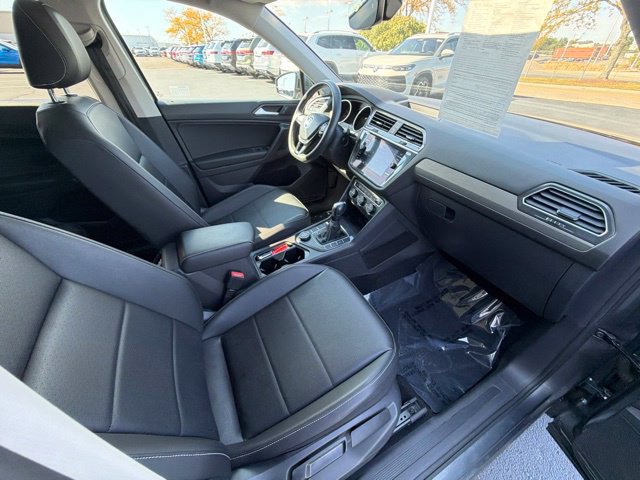 Certified 2021 Volkswagen Tiguan SE w/ Panoramic Sunroof Package AWD/4WD image 25