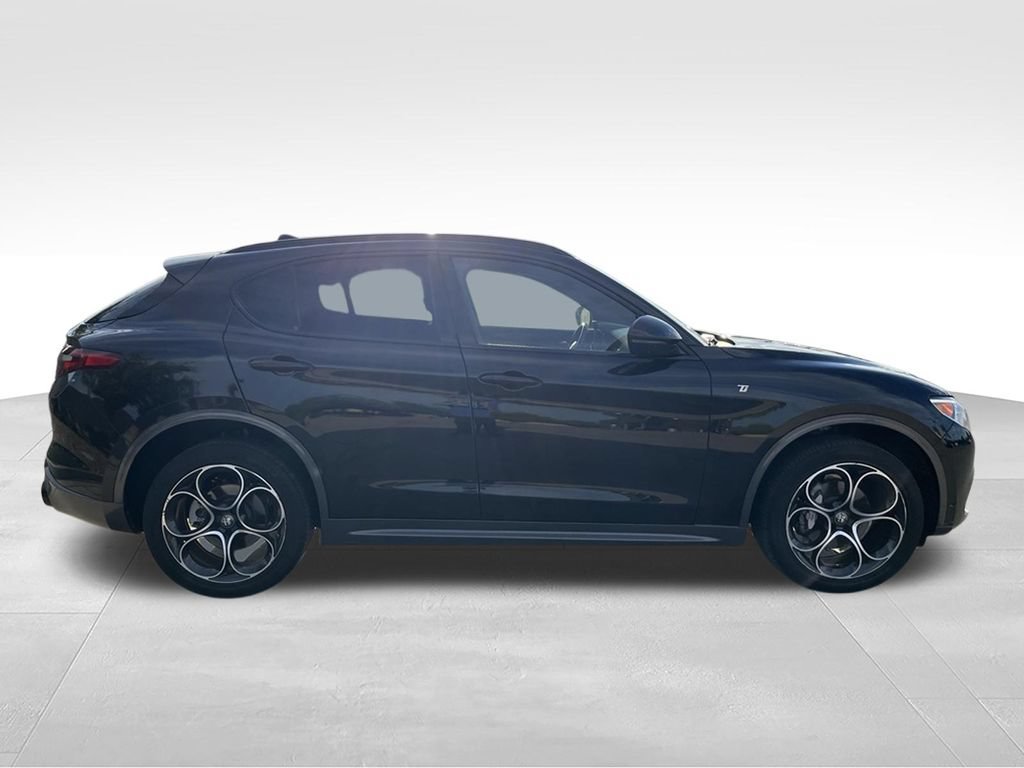 Used 2023 Alfa Romeo Stelvio Ti AWD/4WD image 6