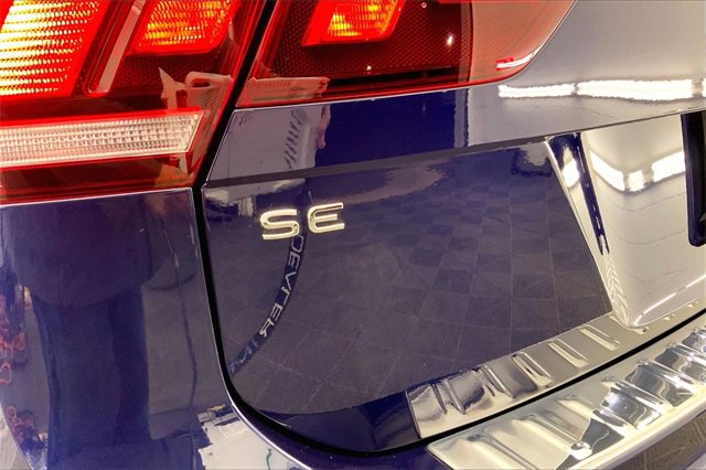 Used 2023 Volkswagen Tiguan SE w/ Panoramic Sunroof Package image 8